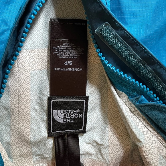 Blue north face rain coat windbreaker - Picture 3 of 4